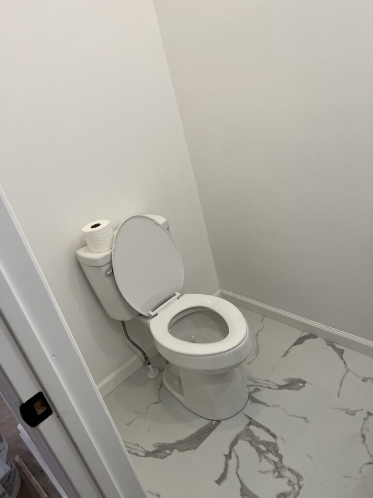A Small Bathroom With a White Toilet Seat